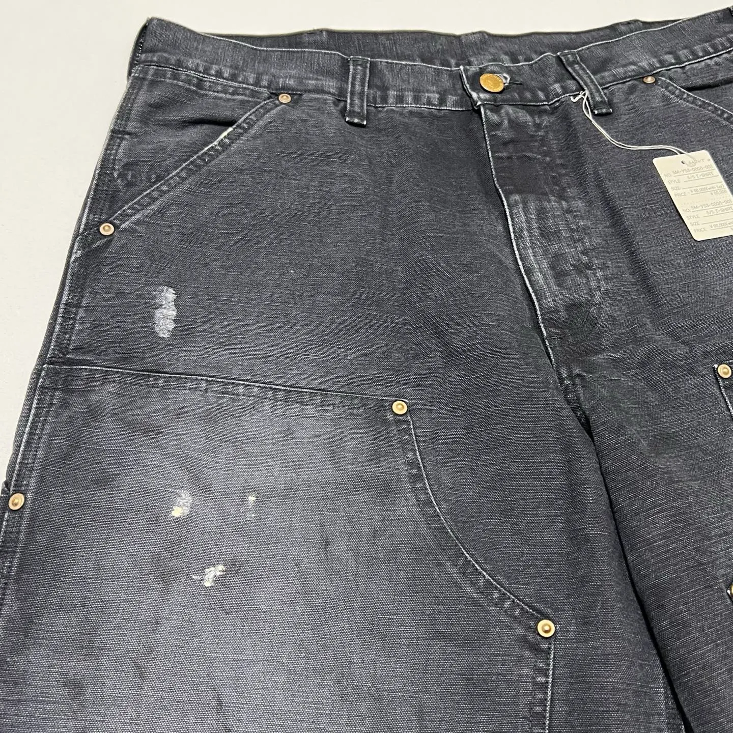 SAINT Mxxxxxx DOUBLE KNEE SHORTS/BLK Knee patches splashed with ink, washed and damaged denim shorts. Washed black S-XL. Custom woven and dyed denim denim with clear texture. Rewashed and faded to create local mottled fading/hole effects. Artificial distressing to simulate natural traces of wear. Original consistent damage treatment. Hand splashed ink and paint. Original consistent wash mark/pocket mark. Double knee patch. Rivet reinforcement. Improve functionality and enhance design.